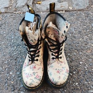 Dr. Martens Floral 8 Eye Combat Boots size 7 Women's size 5 Men's